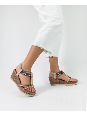 Gdt Ayakkabı Bej Renk Dolgu Topuk Taş Işlemeli Lastikli  Hafif Kadın Sandalet