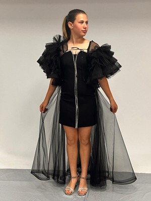 Kız Çocuk Abiye Siyah Krep Kumaş  Askılı Taş Şerit Işlemeli Kolları Farbalı Çıkabilen Pelerin  Detaylı Illüzyon Yaka  Abiye Elbise 10-15 Yaş