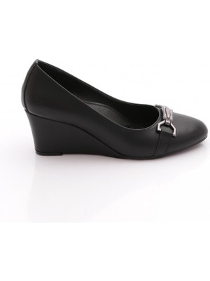 Dgn Kadın Dolgu Taban Ayakkabı Siyah Renk Orta Topuk ve Demir Tokalı Şıklık