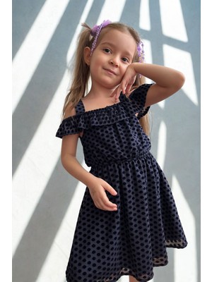 Kız Çocuk Lacivert Puantiyeli Omuz Açık Askılı Yazlık Elbise – Fırfır Detaylı Hafif Kumaş