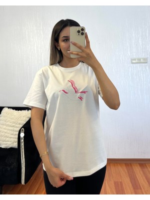 Marka Muadil Pembe Kuş Baskı Kırık Beyaz Tişört