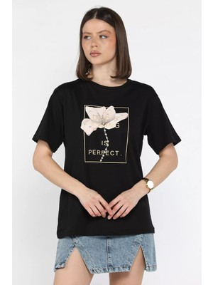 Gülseli Bisiklet Yaka Taş Detaylı Baskılı Kadın Tişört P-00016697