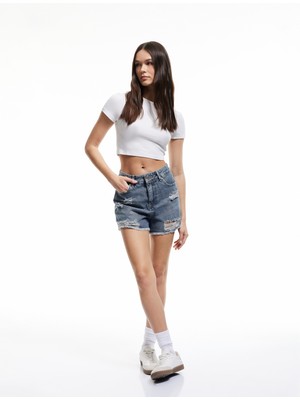 Koton Kadın Mini Denim Şort Düğmeli Yıpratma Detaylı Desensiz Günlük Kullanım Rahat Kesim