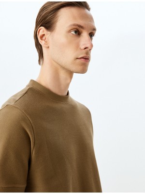 Koton Bisiklet Yaka Pamuklu Dokulu Kısa Kollu Slim Fit T-Shirt