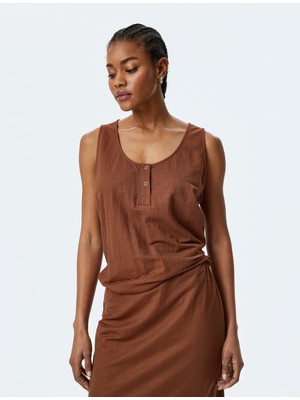 Koton Düğme Detaylı Viskon Kumaş Karışımlı U Yaka Kolsuz Tişört