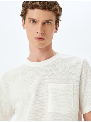 Koton Bisiklet Yaka Cep Detaylı Pamuklu Dokulu Kısa Kollu Tişört