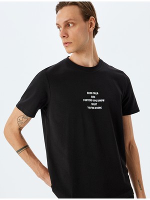 Koton Regular Fit Pamuklu Kısa Kollu Slogan Işlemeli Bisiklet Yaka Tişört