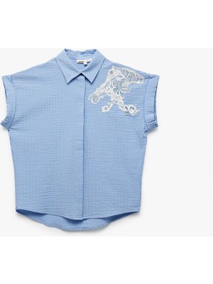 Koton Klasik Yaka Çiçekli Nakış Detaylı Kolsuz Gömlek