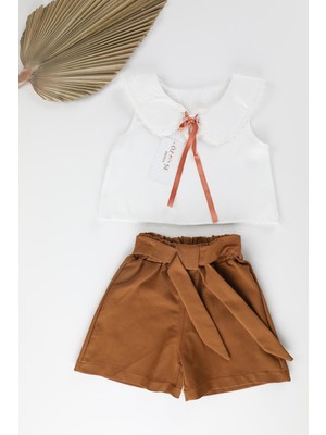 Kahverengi Bağcıklı Şort- Yakalı Beyaz Bluz