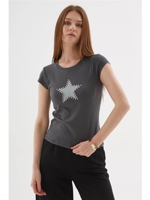 Fashion Friends  Zımba Detaylı Baskılı %100 Pamuklu Antrasit Kadın T-Shirt 25Y0562K1