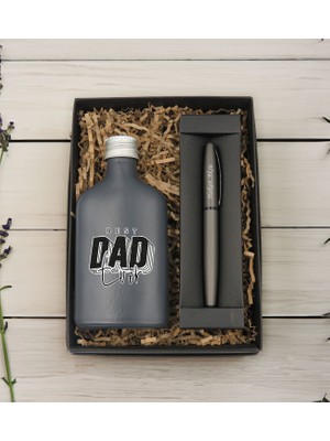 Bk Gift Kişiye Özel Isimli Baba Temalı Antrasit Tasarım Cam Şişede Kolonya 200 ml ve Metal Roller Kalem Hediye Seti-1, Babaya Hediye, Babalar Günü Hediyeleri, Hediyelik Baskılı Kolonya