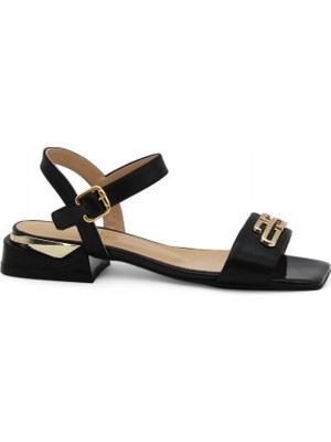 Metal Tokalı Sandalet