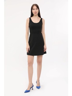 Sırtı Dantelli Elbise