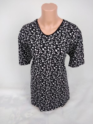 Kadın Siyah Beyaz U Yaka Kısa Kollu Desenli Yırtmaçlı Dokuma Viskon Anne Penye Tişört