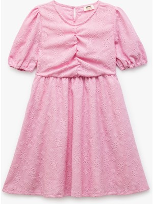 Koton Yuvarlak Yaka Kısa Kollu Büzgü Detaylı Brodeli Elbise