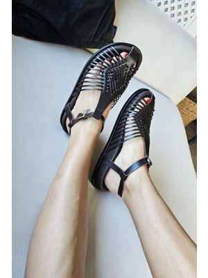 075 17 Topukla Ops Kadın Bilekden Bağlamalı Hakiki Deri Sandalet