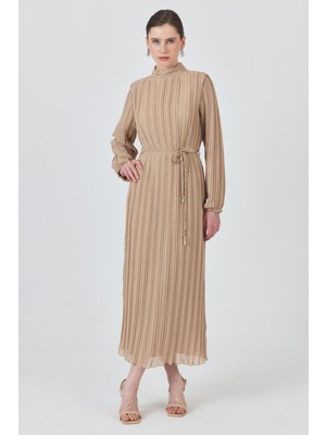 Bej Pileli Uzun Kollu Kemer Detaylı Midi Boy Elbise 020
