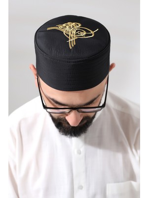 Siyah Kapitone Osmanlı Tuğrası Nakışlı Kalıp Namaz Takkesi