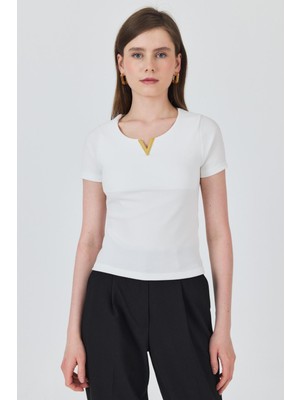 Beyaz Yaka Aksesuar Detaylı Örme Tişört 2224