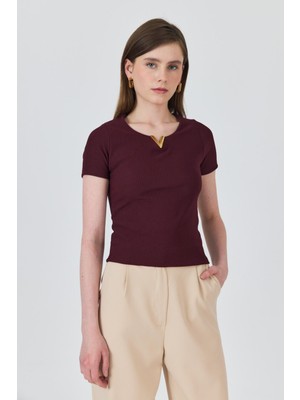 Bordo Yaka Aksesuar Detaylı Örme Tişört 2224