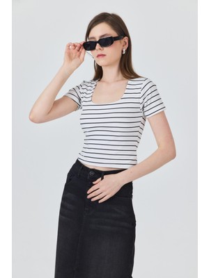 Beyaz U Yaka Çizgili Tişört 4016