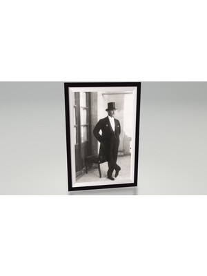 Smokin ve Fötr Şapkalı Mustafa Kemal Atatürk Çerçeve Görünümlü Ahşap Tablo Retro Ahşap Poster