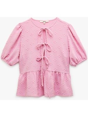 Koton Dokulu Kısa Balon Kollu Fiyonklu Önden Bağlama Detaylı Bluz