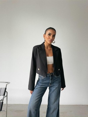 Gökyüzü Moda Arkası Inci Düğme Detaylı Crop Ceket - Siyah