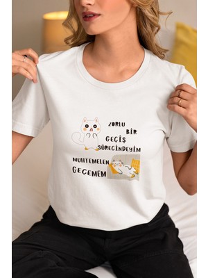 Qoeuyl Boutique Zorlu Bir Geçiş Sürecindeyim Muhtemelen Geçemem Baskılı Unisex Bisiklet Yaka %100 Pamuklu T-Shirt