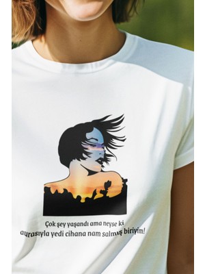 Aurasıyla Nam Salmış Birisiyim Baskılı Eğlenceli Hediyelik Beyaz Kadın T-Shirt