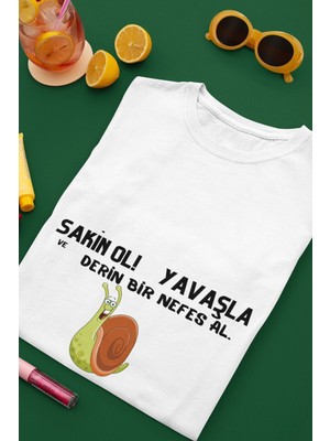 Qoeuyl Boutique Sakin Ol, Yavaşla ve Derin Bir Nefes Al Baskılı Eğlenceli Motivasyon Hediyelik Beyaz Unisex T-Shirt