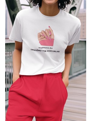 Qoeuyl Boutique Tırmalamıyoruz Diye Tırnağımız Yok Sanıyorlar Baskılı Eğlenceli Komik Hediyelik Beyaz Kadın T-Shirt