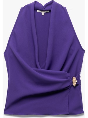 Koton Krep Kumaş Aksesuar Detaylı Kruvaze Kolsuz Bluz