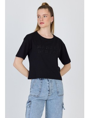 Siyah Yazı Nakışlı Crop Tişört 25259