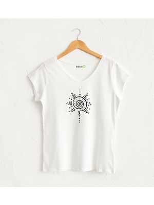 Etnik Spiral Desenli V Yaka Tasarım T-Shirt