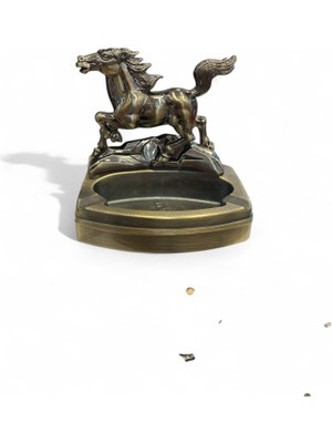 At Figürlü Metal Küllük ve Çakmak | Dekoratif Masaüstü Aksesuar – Hediyelik