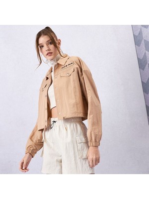 Nike Sportswear Krem Kadın Ceket Dokuma Kumaşlı Günlük Kullanım İçin Cepli Orta Kalınlık Özellikli