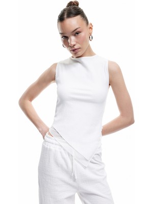 Koton Asimetrik Detaylı Slim Fit Bisiklet Yaka Katlı Bürümcük Kolsuz Bluz