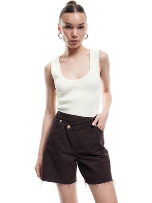 Koton Pamuklu Kesik Paça Asimetrik Düğmeli Mini Şort
