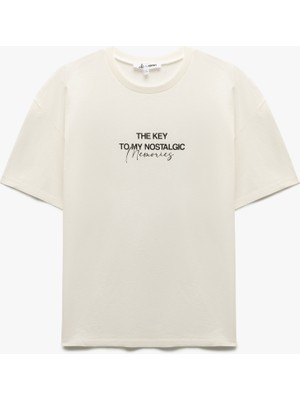 Koton Kısa Kollu Pamuklu Bisiklet Yaka Arkası Baskılı Tişört