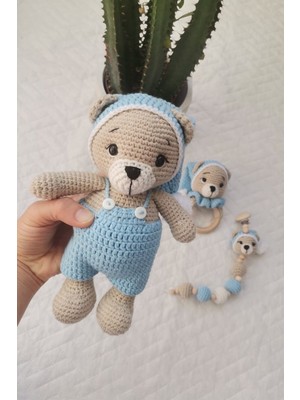 Kelebeğin Rüyası Hobi Evi Amigurumi Yenidoğan Uyku Arkadaşı Mavi Tulumlu Ayıcık, Çıngırak ve Emzik Zinciri 3'lü Set 1 Adet