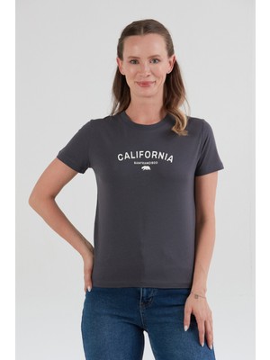California Kabartma Baskılı Bisiklet Yaka Tişört