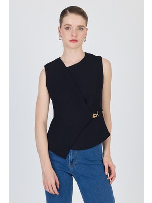 Siyah Asimetrik Kesim Toka Detaylı Kolsuz Bluz 241448