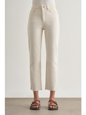 Mizalle  Kesik Paça Mom Fit Ekru Denim Pantolon