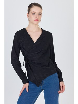 Siyah Jakarlı Kruvaze Yaka Bağlamalı Bluz 251156