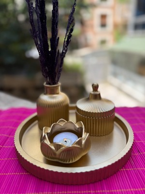 Altın Renk El Yapımı Beton Dekoratif Tepsi Seti – 4 Parça Lotus Mumluk & Pampas Vazo ( Gold )