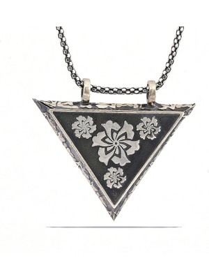 925 Ayar Gümüş Üçgen Içi Açılabilen Çiçek Muskalık Gümüş Kolye