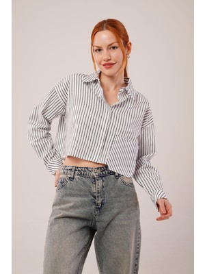 Gelirr Crop Model Cepli ve Çizgili Beyaz Gömlek