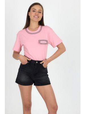Pembe Nakış Işlemeli Sahte Cep Detaylı Tişört 2255M