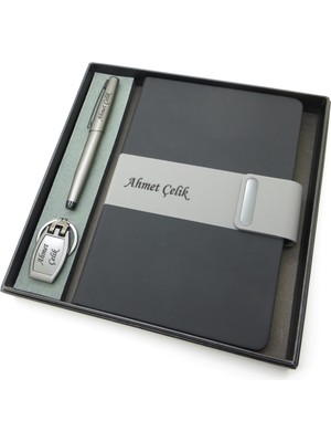 Signator® Codex | N380 Kişiye Özel Defterli Set - Isme Özel Gri Kalem + Isme Özel Siyah Defter + Isme Özel Anahtarlık | Isme Özel Kutusunda Hediyelik Set